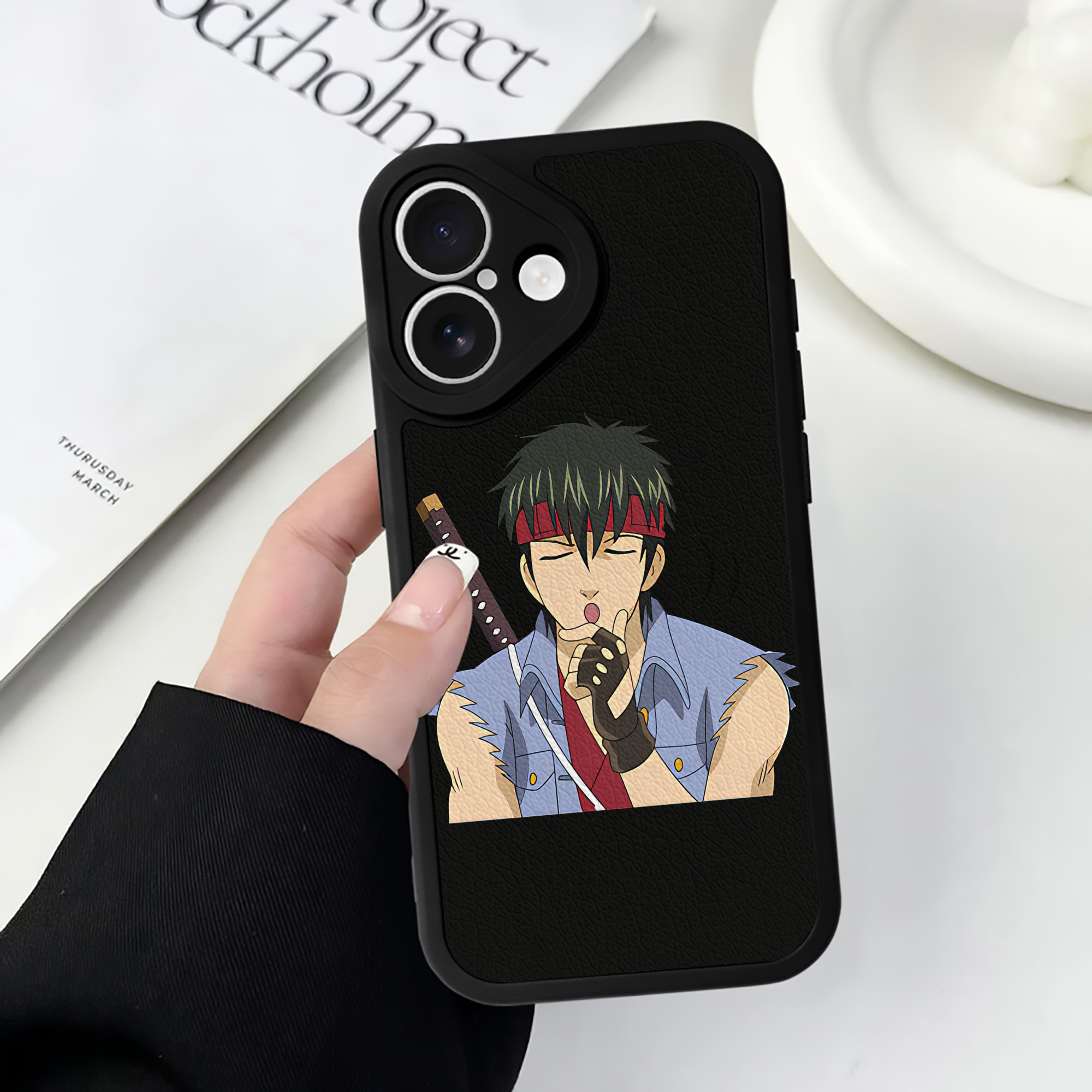 （画像用） ぎんたま 坂田銀時（さかたぎんとき） 神楽 志村新八（しむら しんぱち） GINTAMA Sakata Gintoki Kagura Shimura Shinpachi 【iPhone 16シリーズ対応】シリコンスマホケース（レザー調） 材質：シリコン